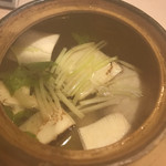 うを徳 - 土瓶蒸しの中味。松茸とアラ。焦って写真を撮ったので湯気で曇りました