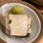 うを徳 - 土瓶蒸しの中身をおちょこにとった図