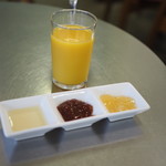 パンとエスプレッソと - セットのジュースとコンフィチュール