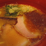 MEN-EIJI - ふわっと鼻腔をくすぐるニボ香・・ 　お お ！ 煮 干 し 豚 骨 じ ゃ な い で す か！