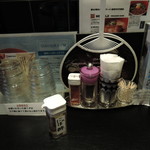 MEN-EIJI - 卓上にはコショウ、にぼ酢、一味、 　つけ麺まぜそば用割スープが常備。つけ麺専用サービスあり