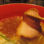 MEN-EIJI - 豚ロースチャーシューは上品で繊細でやわらか。 　何 こ の お し と や か な チャ ー シュ ー！？