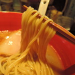 MEN-EIJI - 麺は平打ち中太ストレート麺、自家製麺。