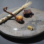 茶禅華 - 小鳩　胸肉　台湾香辛料《馬告》焼き　　腿肉　五香脆皮仕立て