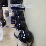 家系ラーメン 近藤家 - 調味料たち。一番手前が生姜