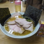 家系ラーメン 近藤家 - 海苔を立ててみました。キョロちゃん2号と