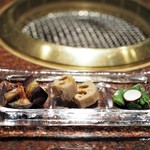 焼肉うしごろ - ナムル3種盛り合わせ（新蓮根・丸茄子・スナップエンドウ）