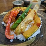 EIRAKU茶寮 - 欧風カツカレーセット(1000円) ライスとカツ アップ