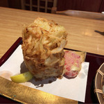 卯月 - かき揚げ天（具は日替り 小エビ・ムール貝・玉ねぎ） パプリカ レモン添えかき揚げタワー！