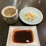 すゞ家 - お漬物、マスタード、オリジナルのソース