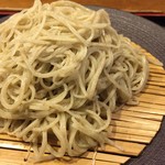 久呂無木 - 蕎麦は白っぽくて透明がある細切りです。