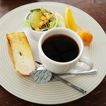 ぼだい樹 - ブレンドコーヒー（420円）、モーニング（自家製パン、サラダ、フルーツ）