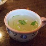 キッチン マカベ - アメリカンライスなどに付いてくるスープです。コンソメの味わいがどんな料理にもあいます。