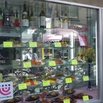 キッチン マカベ - お店の外のサンプルケースです。