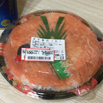 ジョイフルシマヤ - 閉店間際はシマヤに限らずスーパーは魅力。鮨とかサンドイッチといった日持ちしない商品が其れこそ分単位で安くなるからね〜50%引きが最安値ではあるが、最後まで粘るのが鱒寿司。￥100引きで手打ちと行く。
