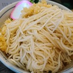 そば処 緑寿庵 - 大盛です。麺がこんなに入ってます！底から麺をすくってみました。