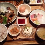 博多炉端 魚男 - あら炊き定食☆お漬物.生卵食べ放題！
            お醤油も机上にいろんな種類ありマス