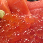 札幌市場めし　まるさん亭 - 紅鮭親子丼のアップ　【　２０１１年４月　】5