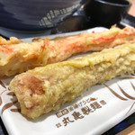 丸亀製麺 - ちくわ天 110円、ジャンボカニカマ天 160円。