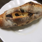 ブランジュリ メルシー - 胡桃とクランベリーのパン