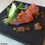 カーサ・デル・チーボ - 八戸産 秋鮭と生イクラの親子マリネ ハーブサラダ オレンヂの香り