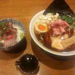 寿製麺 よしかわ - 煮干しそば(黒)と海鮮丼。