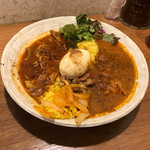 SPICY CURRY 魯珈 - 【2種類カレー】（850円税込）チキンカレーと季節限定のキノコと豚バラ肉のカレー。玉子は別料金。