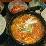 韓国の家 - キムチチゲ定食(税込800円)