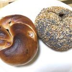 マルイチベーグル - ブルーベリー、エブリシング 全粒粉（各280円）