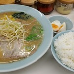 ラーメンショップ マルキチェーン - ネギチャーシュー　ライス　サービスの煮玉子