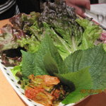 韓美食 オンギージョンギー - サンチェ、エゴマの葉、キムチ