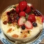 Maron - ミニホールケーキの「アンジェリーク」です、価格は1510円、うーまーいーぞー!