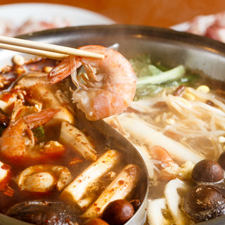 【自慢の薬膳火鍋】2種のスープで味わう本格中華火鍋です。