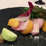 自家製プロシュートコット カキを添えて
          生ハムのような色合いですが低温できちんと火入れされたハムです。