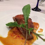 リストランテ カノビアーノ - 豚スペアリブの煮込み 焼き野菜と
      骨付きですがはらりと身離れ、
      取れほろほろとナイフ不要な柔らかさ。
      濃く甘めのトマトソースでしっかりと煮込まれており余分な脂がないため見ためよりも軽くとても美味