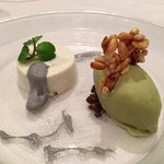 リストランテ カノビアーノ - 胡麻のパンナコッタと黒胡麻ソース、ピスタチオジェラートです。
      柔らかパンナコッタとさっぱり爽やかなジェラート、サクサクパリパリ食感のライスパフも楽しい。