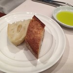 リストランテ カノビアーノ - 温かで美味しいパン、オリーブオイルも出されます。
