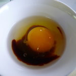 城井ふる里村 - 【卵かけご飯】の玉子は朝９時に取れたもの、先に醤油を入れちゃいました