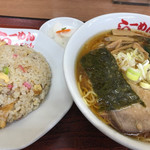 ラーメン まるとも - 炒飯セット(ハーフ炒飯＋中華ラーメン＋漬物)