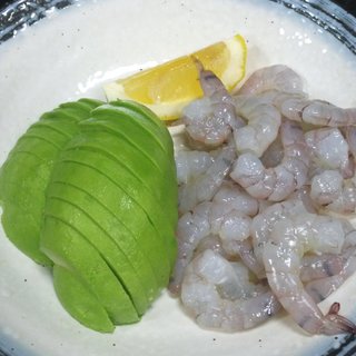 Shrimp and avocado monja with lemon flavor