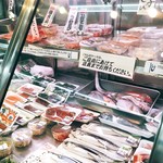 マルハチ - サンマやアジなどの旬の魚もあります。お得に買えるお魚を品定め…！