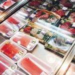 マルハチ - マグロの質はよさそう。お刺身は夕方にはお値下げされている商品もありました。