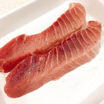 マルハチ - 大トロステーキ 1切 @250円
家で下準備中。こんなサシが入ったマグロ、ご近所のスーパーではこんなお値段じゃ買えません。