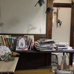 ククル - ソファ席の目の前に置かれた本