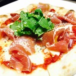 Restaurant OCEM - パルマ産生ハムのせピッツァ