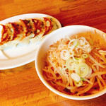 らーめん・大将 - 焼餃子と辛もやし