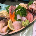 新潟本町 鈴木鮮魚 - 刺身の盛り合わせ。特に貝類の鮮度の良さが際立っています。
