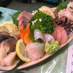 新潟本町 鈴木鮮魚 - 刺身の盛り合わせ。特に貝類の鮮度の良さが際立っています。