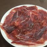 Museo del Jamón - それなりの大きさですが比較対象物を入れなかったので判りにくいですね、スミマセン o(≧～≦)o　ハンバーガーのお皿と同じ大きさです
