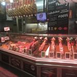 Museo del Jamón - 店頭　　吊るされた生ハムは決して珍しくありません